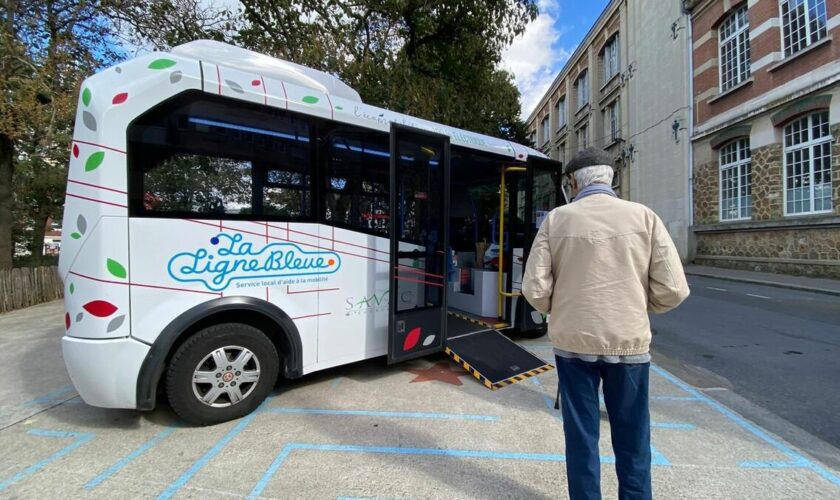 « Il faut marcher bien plus » : à Saint-Denis, la nouvelle navette électrique réservée aux seniors fait débat