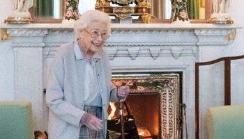 Isabel II padecía cáncer de huesos y sabía que iba a morir, según Boris Johnson