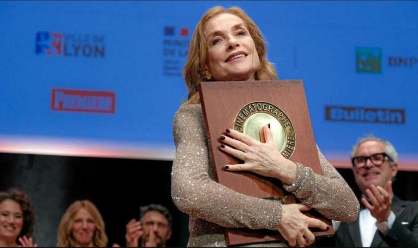 Isabelle Huppert émue et couronnée au 15e Festival Lumière de Lyon