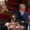 Jean-Pierre Robin: «Sans le crier sur les toits, Michel Barnier négocie un “tournant de la rigueur” comme en 1983»