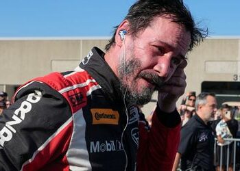 Keanu Reeves gibt sein Debüt als Profi-Rennfahrer in Indianapolis