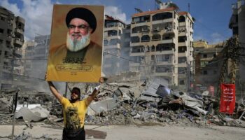 Ein Anhänger mit einem Poster des getöteten Hisbollah-Generalsekretärs Nasrallah. Foto: Marwan Naamani/dpa