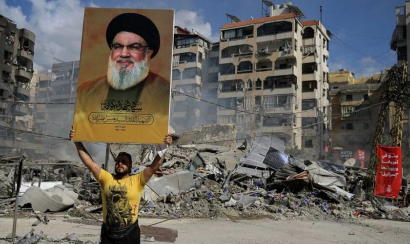 Ein Anhänger mit einem Poster des getöteten Hisbollah-Generalsekretärs Nasrallah. Foto: Marwan Naamani/dpa