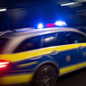 An einer Tankstelle in Konstanz ist ein Mann mit einem Messer angegriffen worden. (Symbolbild) Foto: Marijan Murat/dpa