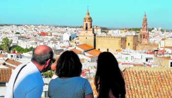 Los alcaldes recelan de la implantación de una tasa turística en la provincia de Sevilla