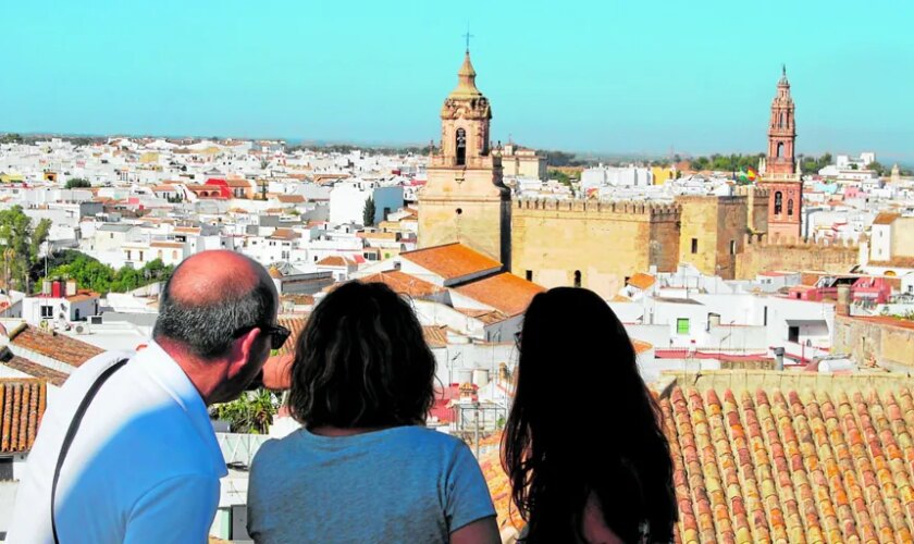 Los alcaldes recelan de la implantación de una tasa turística en la provincia de Sevilla