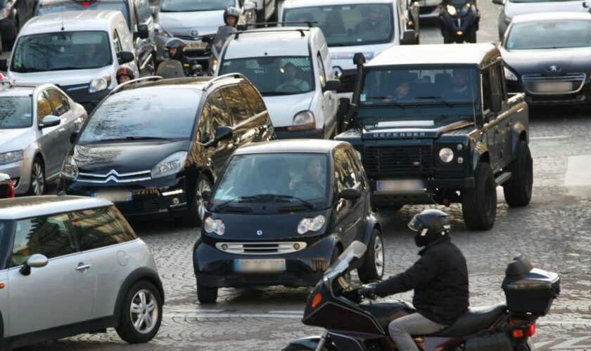 Malus automobile, taxe sur les billets d’avion : le gouvernement cherche des recettes du côté de la décarbonation