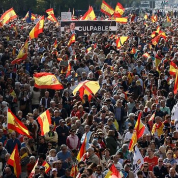 Miles de personas exigen en Madrid elecciones en una manifestación con PP y Vox: "El enemigo común es Sánchez"