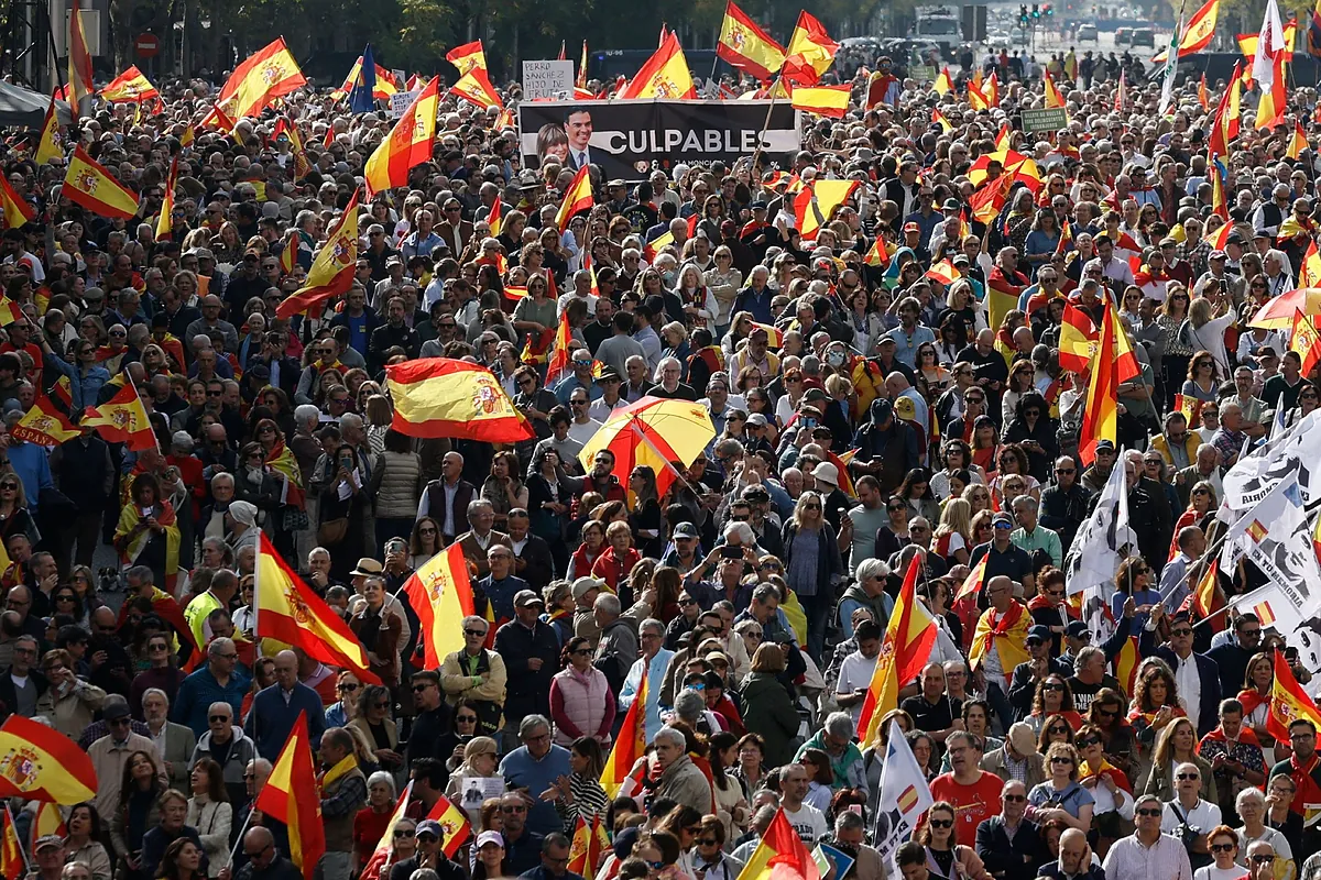 Miles de personas exigen en Madrid elecciones en una manifestación con PP y Vox: "El enemigo común es Sánchez"