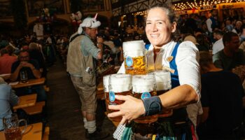 Oktoberfest: Verdienst und bestes Trinkgeld? Unbequeme Fragen an eine Wiesn-Kellnerin