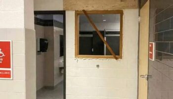 Pennsylvania: US-Schule installiert »Überwachungsfenster« in genderneutralen Toiletten