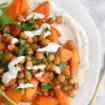 Receta ligera: cómo preparar una ensalada de zanahoria y garbanzos asados con salsa de yogur