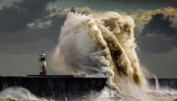 Storm Ashley sees 'weather bombs' forecast to batter UK as 80 mph winds on way