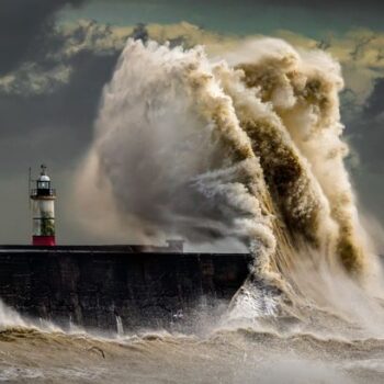 Storm Ashley sees 'weather bombs' forecast to batter UK as 80 mph winds on way