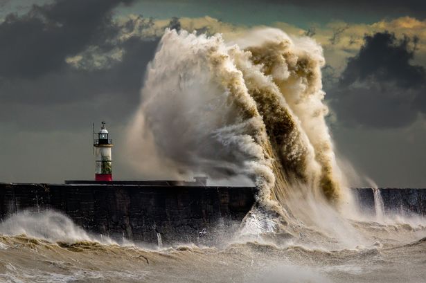 Storm Ashley sees 'weather bombs' forecast to batter UK as 80 mph winds on way