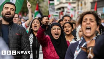 Tens of thousands take part in pro-Palestinian march