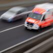 Nach einem Verkehrsunfall stirbt ein junger Mann. (Symbolbild) Foto: Julian Stratenschulte/dpa