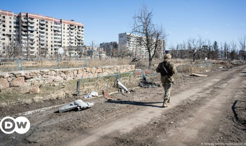 Ukraine updates: Russian forces press in on Vuhledar in east