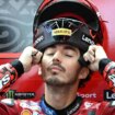 Una caída de Acosta permite la victoria de Bagnaia