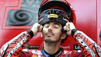 Una caída de Acosta permite la victoria de Bagnaia