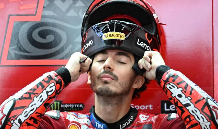 Una caída de Acosta permite la victoria de Bagnaia