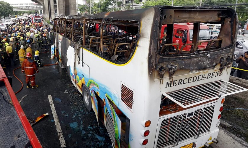 Una veintena de estudiantes muertos al incendiarse un autobús escolar en Bangkok