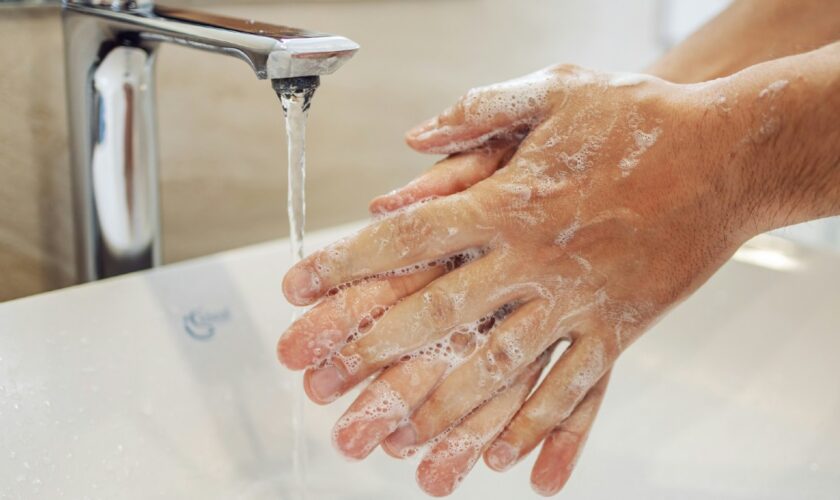 Une enquête révèle à quel point les gens se lavent peu les mains après être allés aux toilettes