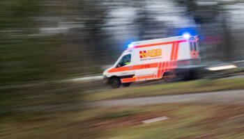 Die Fahrt endete für den 64-Jährigen im Krankenhaus. (Symbolbild) Foto: Julian Stratenschulte/dpa