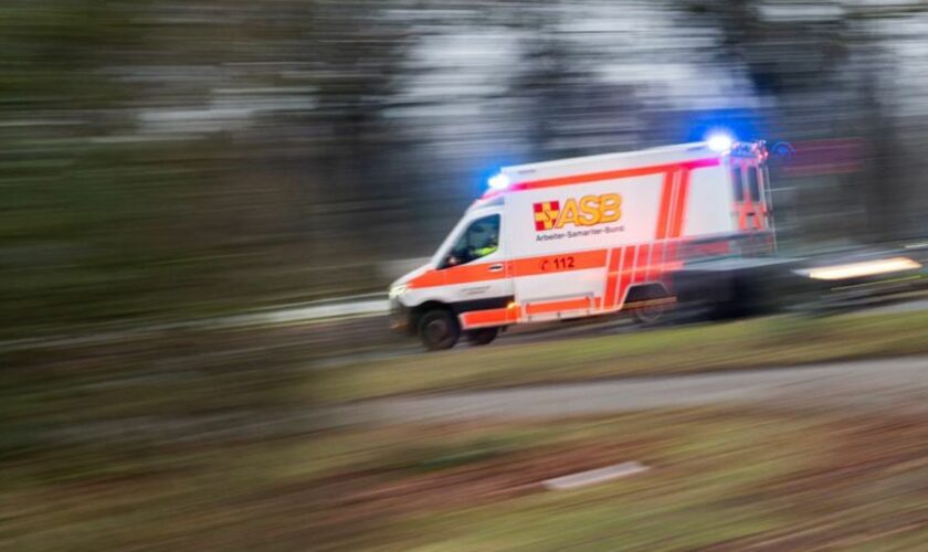 Die Fahrt endete für den 64-Jährigen im Krankenhaus. (Symbolbild) Foto: Julian Stratenschulte/dpa