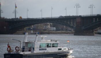 Für die Wasserschutzpolizei ist noch unklar, wie das Auto geborgen werden kann. (Symbolbild) Foto: Sebastian Gollnow/dpa