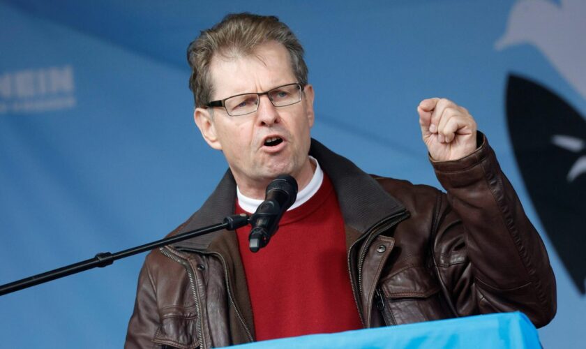 Der SPD-Politiker Ralf Stegner spricht am Tag der Einheit auf der Berliner "Friedensdemonstration"