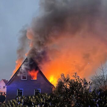 Brände: Brand im Obergeschoss: Familie rettet sich aus Haus