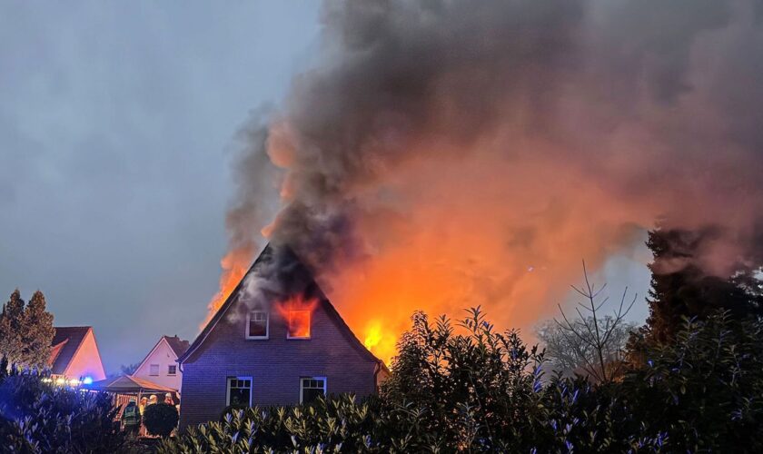 Brände: Brand im Obergeschoss: Familie rettet sich aus Haus