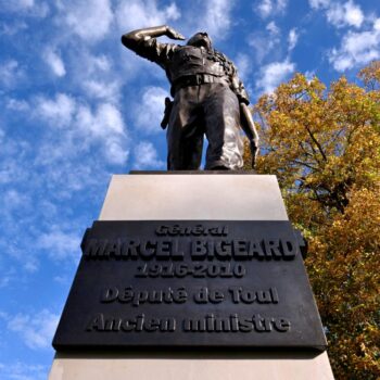 A Toul, une statue du général Bigeard qui divise