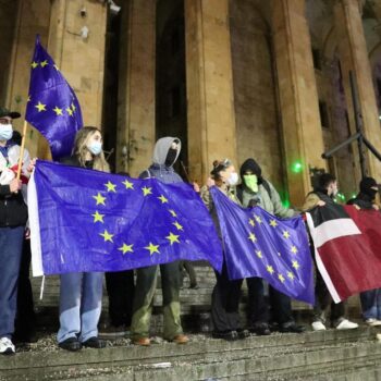 Proteste in Georgien: Tausende demonstrieren in Georgien weiter gegen die Regierung