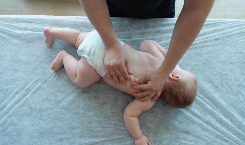 Ostéopathie pour les nouveaux-nés et les bébés : l’Académie de médecine met les maternités en garde