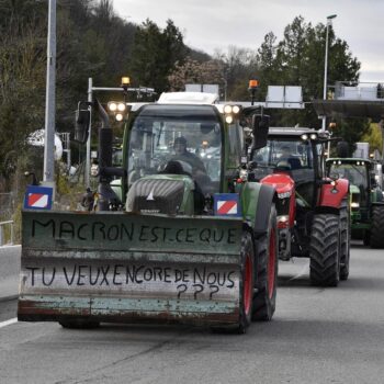 Agriculture, bâtiment, fonction publique… De nombreux secteurs alertent sur les conséquences d’une censure du gouvernement