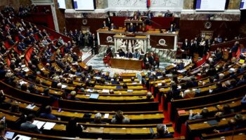 Censure du gouvernement Barnier : la France “danse au bord du volcan”