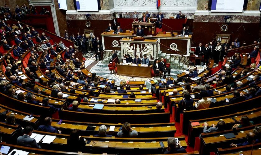 Censure du gouvernement Barnier : la France “danse au bord du volcan”