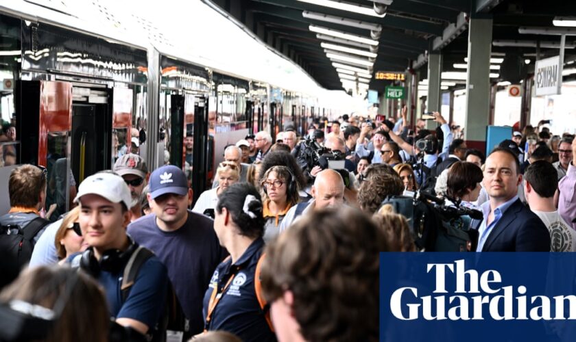 Sydney hit by serious train delays after last-minute court ruling blocks industrial action