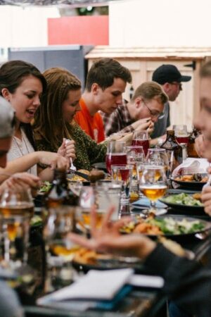 Pourquoi les serveurs disent maintenant «bonne dégustation» et plus «bon appétit» au restaurant