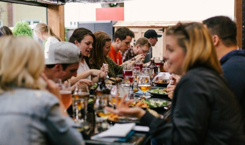 Pourquoi les serveurs disent maintenant «bonne dégustation» et plus «bon appétit» au restaurant