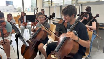 «La musique est un moyen d’élargir l’horizon de mon fils»: au Liban, malgré la guerre, El Sistema fait chanter les jeunes