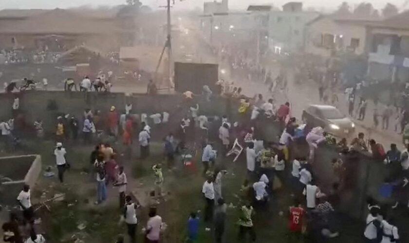 Bousculade dans un stade en Guinée: des organisations parlent d’une centaine de morts