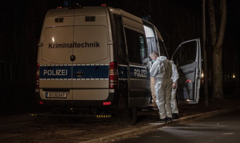 Berlin-Wittenau: Detonation an Zaun von Polizeigebäude – Zwei Beamte verletzt