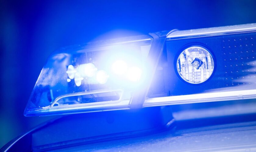 Ermittlungen gegen 25-Jährigen: Auto rammt Streifenwagen – mehrere Verletzte