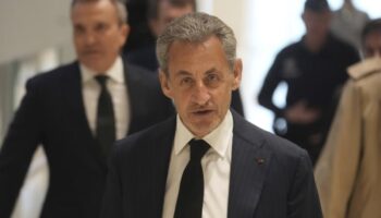 « Procès libyen » : « L’accusation essaie de vous entraîner dans un tunnel sombre », avance un avocat de Nicolas Sarkozy au premier jour d’audience