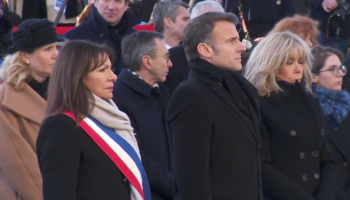 Emmanuel Macron et Anne Hidalgo se rendent devant l’Hyper Cacher, après un hommage à Charlie Hebdo