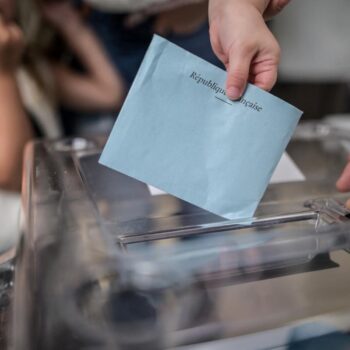 Législative partielle en Isère : le second tour sera un duel NFP-Ensemble