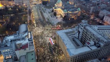 Serbien: Tausende Menschen protestieren in Belgrad gegen die Regierung